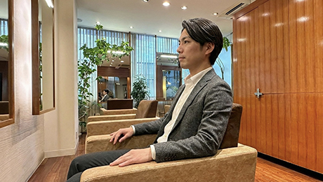 ナチュラルにストレ-トヘアで決める男性